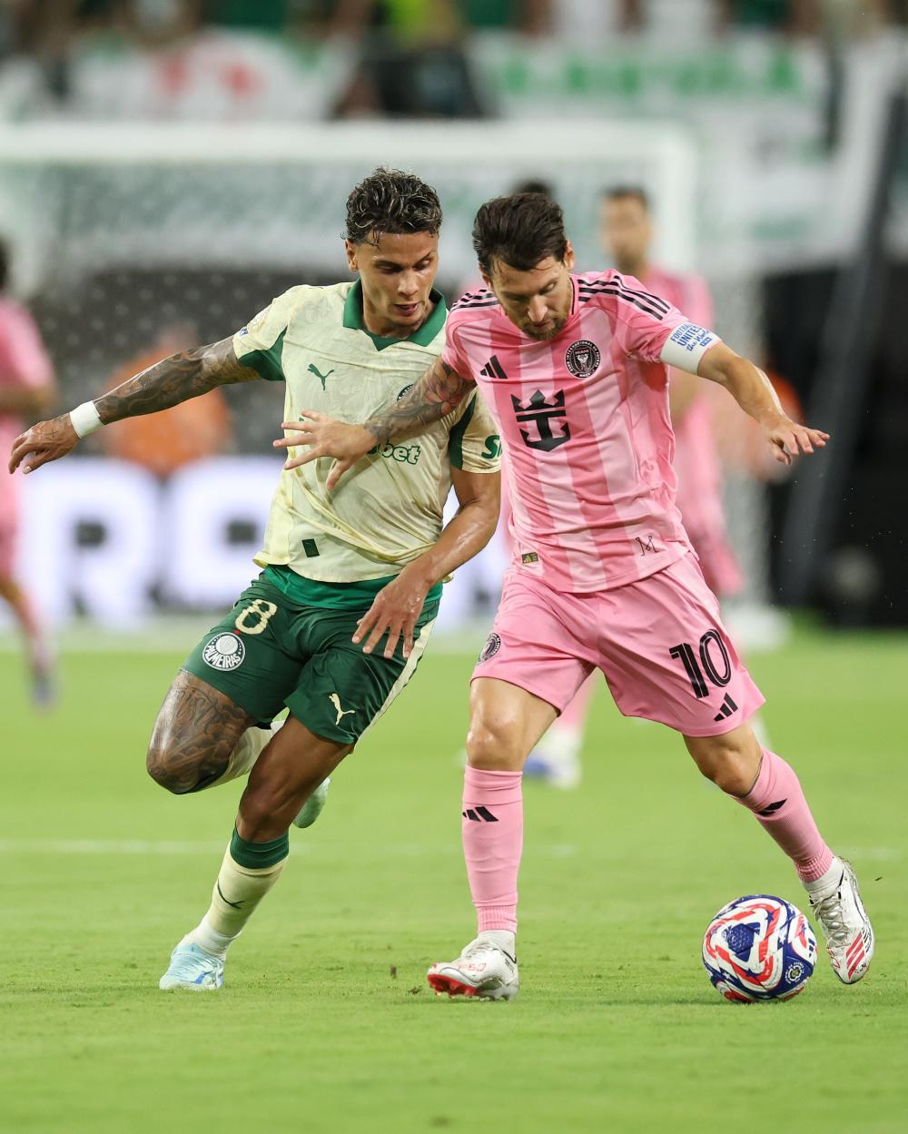 包含赛后法甲传出新动向，曼联防线松动，管理层表态——气氛紧张，身体对抗强度拉满的词条