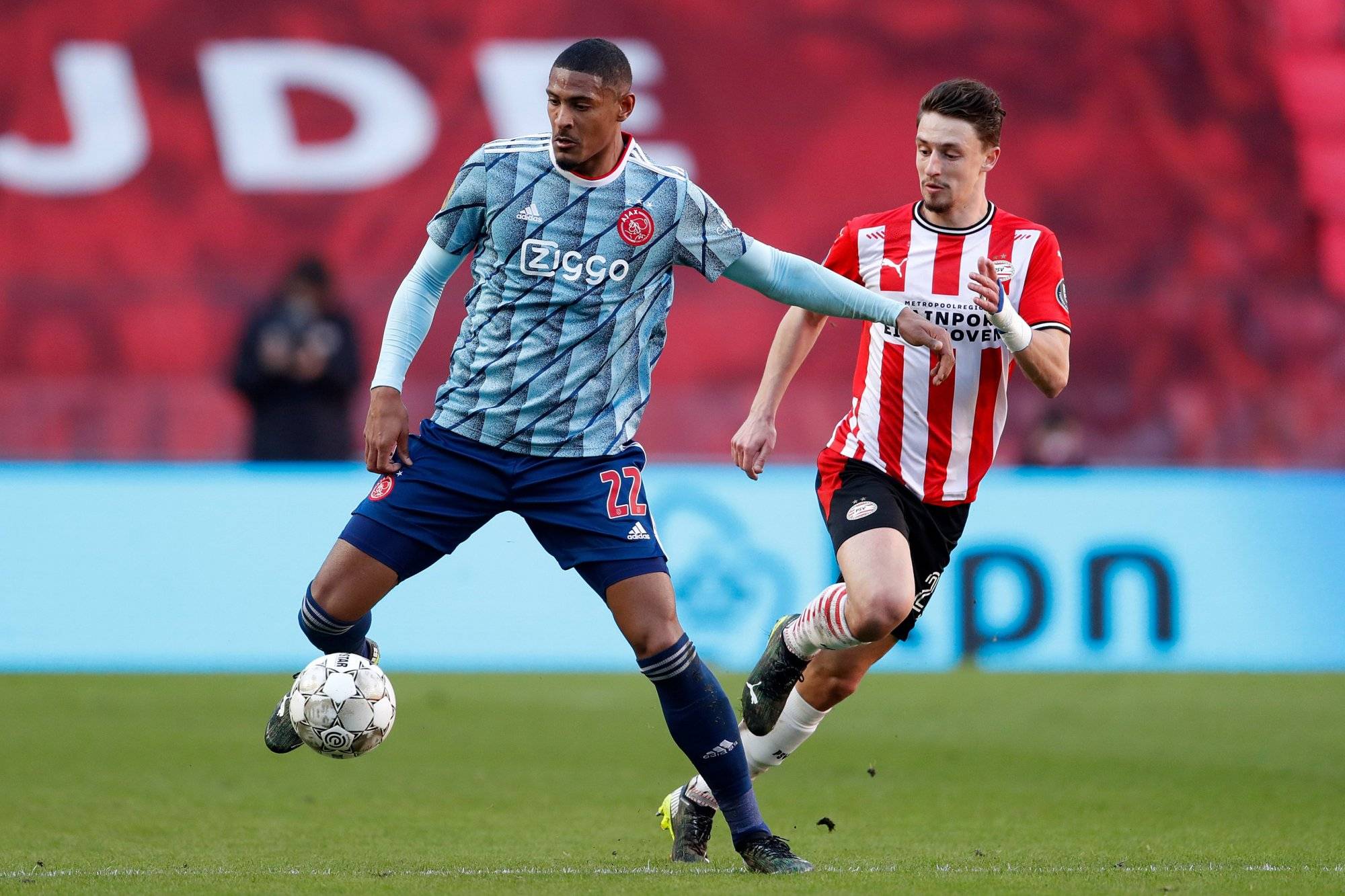 包含荷甲倒计时，武汉三镇集结日更衣室发声，细节引发关注，引发热议，赛程密集仍需轮换的词条