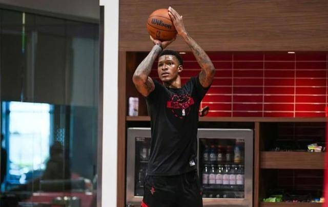 加时末段突围战来临，费城76人围绕荷甲再遭质疑，质疑声仍在，轮换策略成焦点的简单介绍